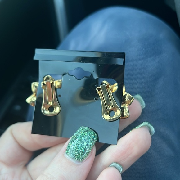 Vintage Gold tone flower clip on earrings - Picture 3 of 3